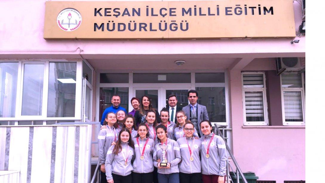 Voleybol Yıldız Kızlarda Edirne İl Birincisi Voleybol takımımız  Keşan İlçe Milli Eğitim Müdürümüzü ziyaret ettiler.