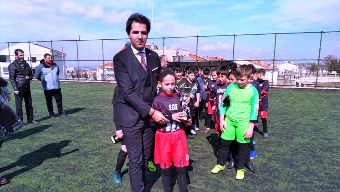 Keşan İlçe Milli Eğitim Müdürümüz Sayın İlhan SAZ, İlçemizde Gerçekleştirilen Futbol Küçük Erkekler İl Birinciliği Müsabakalarının Ödül Törenine Katıldı