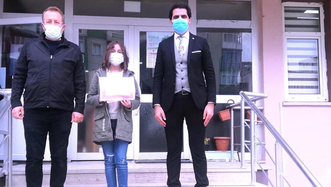 Şehrimiz Edirne Çevrim İçi Bilgi Yarışması'nda dereceye giren, öğrencimiz Hazal Berrak KARAKAŞ başarı belgesini aldı.