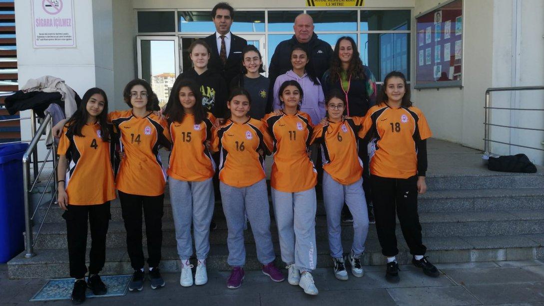 İlçe Millî Eğitim Müdürümüz İlhan SAZ Okul Sporları kapsamında Rasim Ergene Ortaokulu Kız Voleybol Takımı ile Bir Araya Geldi