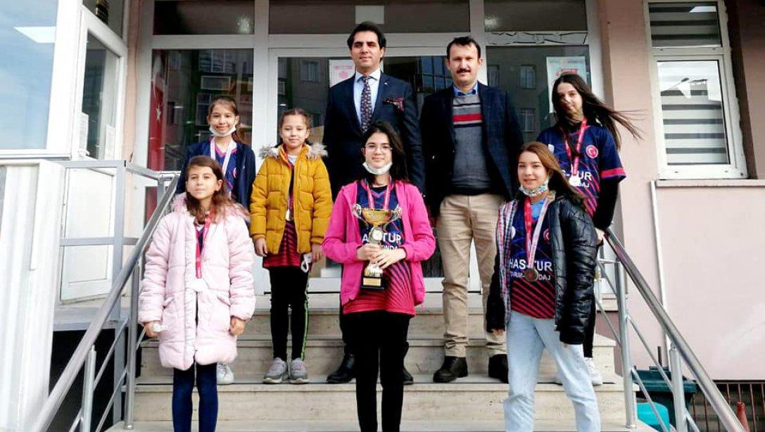 Edirne İlimizde düzenlenen Kros Müsabakalarında İl Birincisi Olan Keşan Feride Mehmet Çuhacı Ortaokulu Yıldız Kızlar Kros Takımı İlçe Millî Eğitim Müdürümüz İlhan SAZ'ı Ziyaret Etti