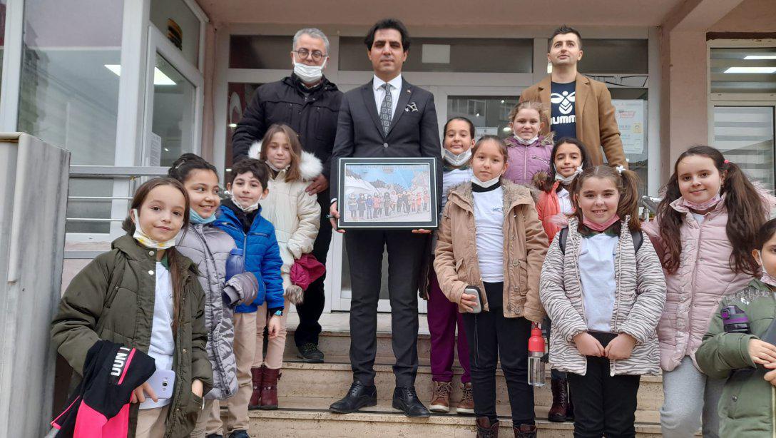 Keşan Fatih Sultan Mehmet İlkokulu Fotoğrafçılık Kulübü Öğrencilerimiz Müdürlüğümüzü Ziyaret Ederek, İlçe Millî Eğitim Müdürümüz İlhan SAZ ile Bir Araya Geldiler