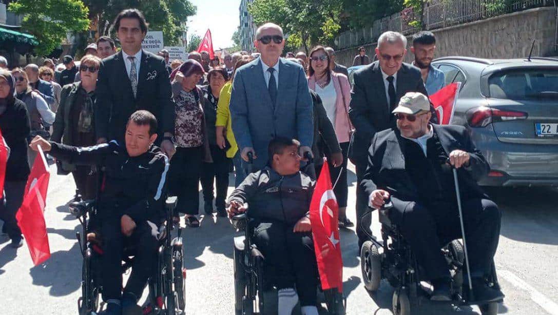 10-16 Mayıs Engelliler Haftası Farkındalık Günü Kapsamında Atatürk Anıt Önü Tören ve Kortej Yürüyüşü Gerçekleştirildi.