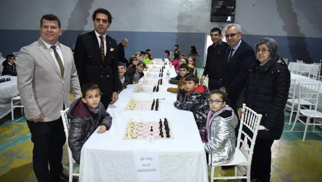 Yekta Baydar'ı Anma Satranç Turnuvası'nda Açılış Hamleleri Gerçekleştirildi