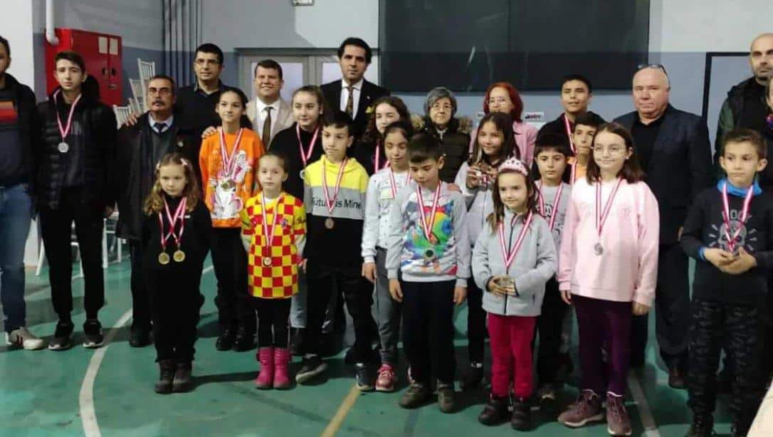 Yekta Baydar'ı Anma Satranç Turnuvası'nda Açılış Hamleleri Gerçekleştirildi  Katılım Sağlayan Her Öğrencimizin Kazandığı Yekta Baydar'ı Anma Satranç Turnuvası'nda Ödül Töreni Gerçekleştirildi