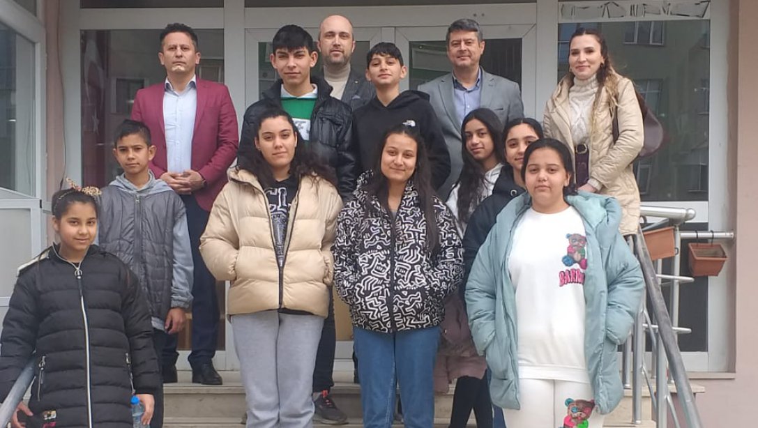 Keşan Atatürk Ortaokulu Öğrencilerimiz İstanbul Üsküdar Bilim Sanat Merkezine Yolculuğu Öncesinde Millî Eğitim Müdürlüğümüzü Ziyaret Etti