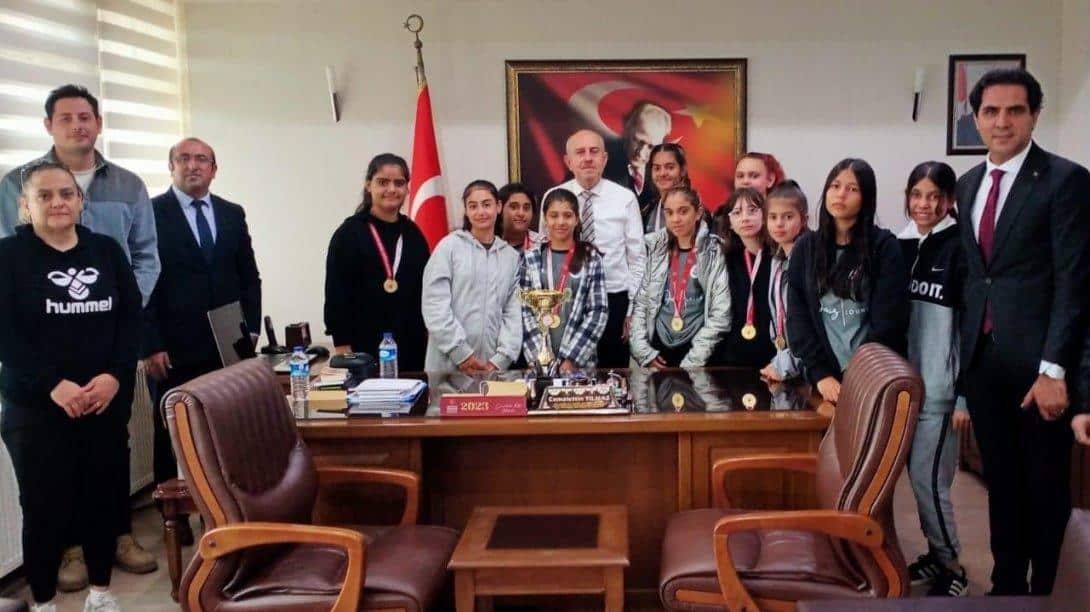 Yıldız Kızlar Hentbol'da Edirne İl Birincisi Olan Şehit Polis Ahmet Can Ortaokulu Öğrencilerimizin Keşan Kaymakamı Sn. Cemalettin Yılmaz'ı Ziyareti