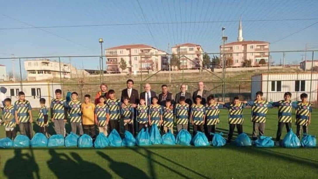 Keşan Kaymakamımız Sn. Cemalettin YILMAZ İnönü İlkokulu ve Atatürk Ortaokulu Öğrencilerinden Oluşan Yörük Spor Kulübünü Ziyaret Etti..